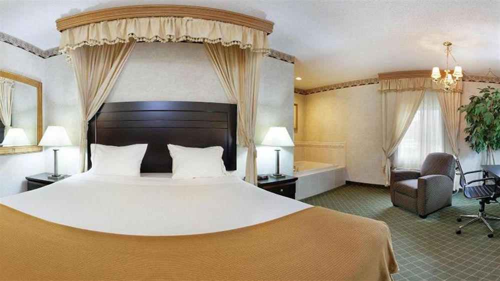 Holiday Inn Express & Suites Chicago-Libertyville By Ihg Экстерьер фото